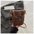 Dettaglio borsa porta cellulare maculata con chiusura a alamaro stile vintage - caffè