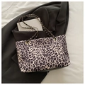 Detail der Leopard-Tasche mit goldenen Kettenriemen und Lederboden auf dunklem Blazer - Khaki (Ohne Anhänger)