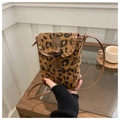 Dettaglio della mini borsa leopardata con fibbia in corno e morbida trama scamosciata - Marrone