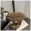 Detail van kaki corduroy crossbody tas met verticale textuur en verstelbare zwarte gesp - Bruin
