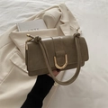 Bruine vierkante crossbodytas van PU-leer met gouden U-gesp en schouderband met knopen - Khaki