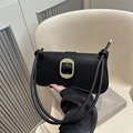 Borsa sottobraccio minimalista in pelle nera opaca con fibbia dorata e spalline - Nero