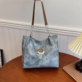 Borsa tote in denim blu con catena argento e ciondoli di perle su un tavolo di legno - Senza Ciondolo / Blu