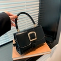 Borsa a mano quadrata in pelle verniciata nera con fibbia a U dorata e manico - Nero