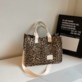 Bolso tote de lona con estampado de leopardo, bolsillos delanteros y correas - Caqui