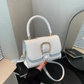 Bolso bandolera de cuero blanco con hebilla dorada en forma de U y asa de mano superior - Blanco