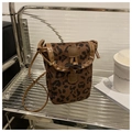 Borsa a tracolla leopardata con bordo marrone e chiusura con bottone in corno - Marrone