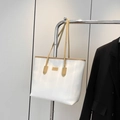 Sac cabas à rayures blanches avec finitions en cuir beige et logo doré JINGPIN suspendu - Kaki