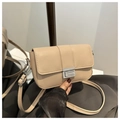 Borsa a tracolla beige minimalista con chiusura in argento e tracolla regolabile - Cachi