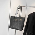 Grand sac fourre-tout noir avec texture ondulée mate et élégante plaque logo argentée - Noir