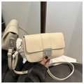 Piccola borsa quadrata classica in ecopelle beige con chiusura argentata e tracolla regolabile - Bianco