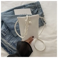 Dettaglio mini borsa bianca a tracolla con grande perla e tracolla con nodi intrecciati - Bianco