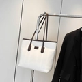 Sac fourre-tout blanc minimaliste avec texture verticale et bordures en cuir marron - Marron