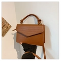 Détail du sac à main marron à motif crocodile avec poignée nouée et fini texturé - café