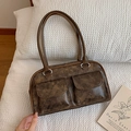 Borsa a spalla retrò marrone scuro grande capacità con due tasche su un cuscino bianco - Marrone