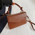 Sac à bandoulière marron gaufré crocodile avec poignée nouée et sangle réglable - Marron