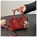 Rote Eimertasche mit Glanzeffekt, Goldbeschlägen und braunem Plüsch-Monster-Anhänger - Rot (Mit Braunem Monster-Anhänger)