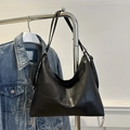 Bolso de hombro negro minimalista con textura de cuadros y detalle de cadena metálica - Negro