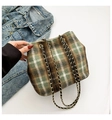 Klassische Plaid Wolle Beuteltasche mit Goldkette neben einer Jeansjacke gezeigt - Grün Karriert