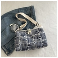 Borsa tote a righe intrecciate blu e bianche con portamonete abbinato su denim - Blu