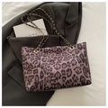 Große Shopper-Tasche mit Leopardenmuster, goldener Kette und schwarzen Lederakzenten - Kaffee (Ohne Anhänger)