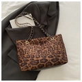 Große Shopper-Tasche mit Leopardenmuster, goldener Kette und schwarzem Bodenpanel - Braun (Ohne Anhänger)