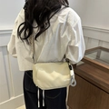 Wasserfeste cremeweiße Crescent Bag mit buntem geometrischem breitem Schultergurt - Khaki (Ohne Anhänger)