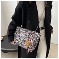 Borsa tote leopardata con tracolla a catena e ciondolo a forma di orso in dettaglio - Cachi (Con Ciondolo Orsetto)