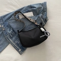 Schwarze Halbmond-Tasche mit gewebtem Riemen und ethnischem Anhänger im Fokus - Schwarz (Ohne Anhänger)