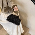 Elegante schwarze Abendtasche mit Fransen-Effekt und goldenem Kettenträger im Muschel-Look - Schwarz