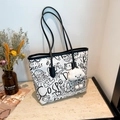 Minimalistische Canvas-Tote-Bag mit schwarzen Doodle-Prints und Plüsch-Cloud-Anhänger - Ohne Anhänger / Weiß