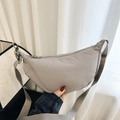 Borsa a tracolla grigia a mezza luna in nylon testurizzato con spallina regolabile - Grigio