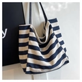 Dettaglio della borsa tote in tela a righe con trama in saia blu e bianca - Blu