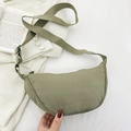 Borsa a tracolla a mezzaluna in tela verde oliva con ampia tracolla in tessuto regolabile - Verde