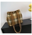 Detalle del bolso de tweed a cuadros vintage con cadena dorada y correa de cuero trenzado - Cuadrícula Marrón
