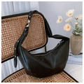 Detalle de bolso hobo negro de media luna con correa ajustable en silla vintage - Negro