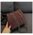 Bolso bandolera de cuadros rojos y verdes con cadenas doradas y textura de lana - Cuadros Rojos