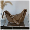 Detalle de bolso hobo de piel suave con hebilla de metal plateado grande y cremallera - Marrón