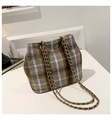 Bolso tipo cubo de cuadros marrones con correa de cadena dorada y diseño clásico - Cuadros Grises