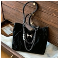 Detalle del bolso tote plisado negro con colgante de mariposa y cadena de perlas - Negro (Sin Colgante)