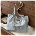 Detalle del bolso tote plateado con textura de nube, cadena de metal y dijes de perlas - Plata (Sin Colgante)
