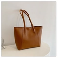 Detalle de bolso tote minimalista en cuero PU marrón oscuro con textura suave - Marrón