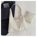 Detalle del juego de bolso tote crema en cuero sintético con textura y costura vertical - Blanco