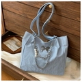 Detalle del bolso tote azul claro con colgante de mariposa metálica y cadena de perlas - Azul (Sin Colgante)
