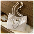 Detalle del bolso tote crema con mariposa de metal, cadena gruesa y adornos de perlas - Beige (Sin Colgante)