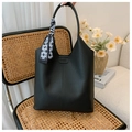 Minimalistische schwarze Shopper-Tasche aus Narbenleder mit schickem Karoseidenschal - Schwarz