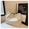 Grande borsa tote bianco sporco in morbida pelle con dettagli a catena dorata - Bianco