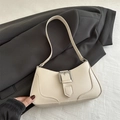 Bolso de hombro minimalista crema con hebilla de cinturón y herrajes plateados - Blanco