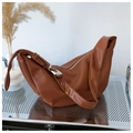 Bolso hobo de media luna en cuero suave marrón con correa ancha y hebilla de plata - Marrón