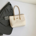 Grand sac cabas beige minimaliste avec motifs en relief et anses kaki sur fond blanc - Sans Pendentif / Kaki